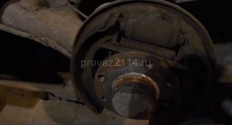 Демонтаж тормозных колодок