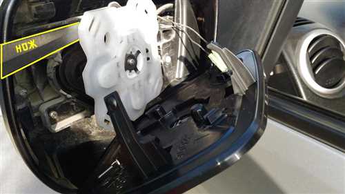 Как самостоятельно заменить зеркалый элемент Suzuki Grand Vitara без привлечения специалиста